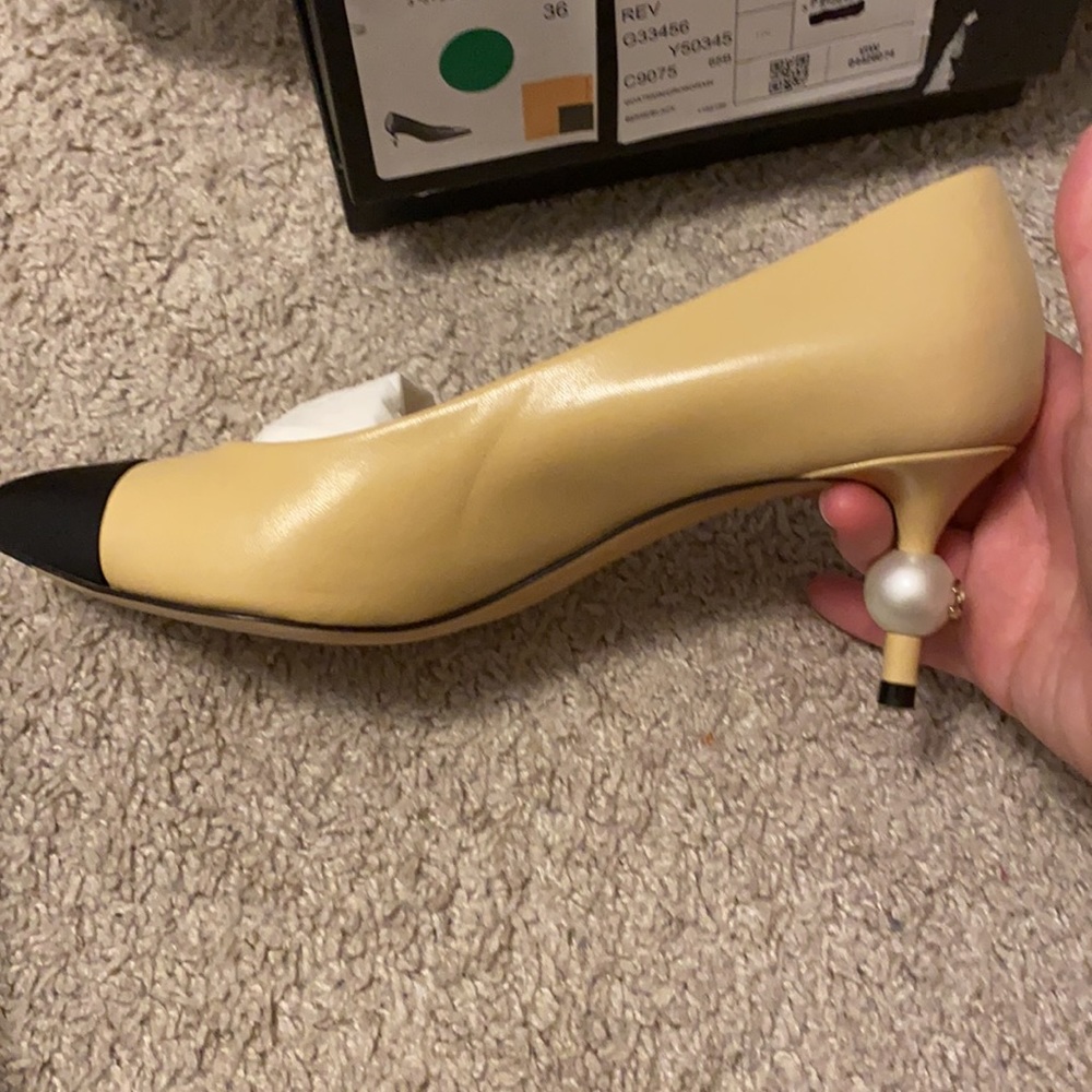 Chanel two tone pearl heel pumps - Picture 4 of 15